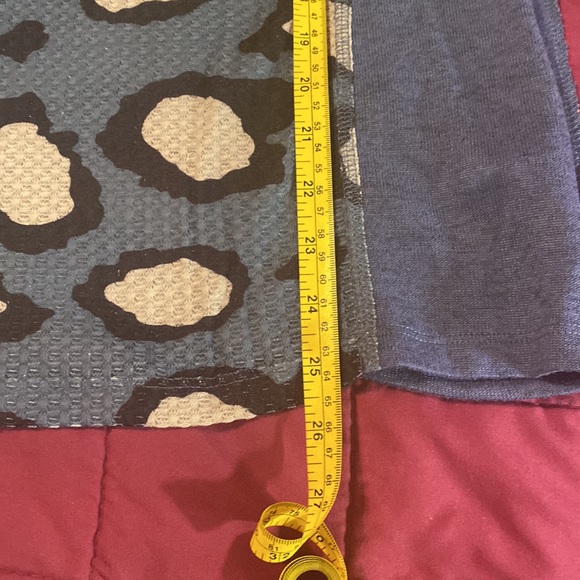 UMGEE NWT Dusty Blue&White Leopard Long Sleeve Button Front Top Large - Picture 7 of 12